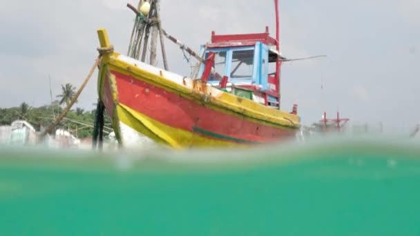 Vista Weligama Fisherman Boat Cerca Blue Clean Ocean — Vídeo de stock