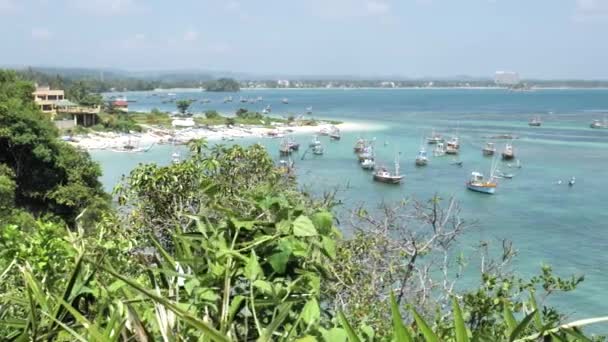 Vista Ilha Tropical Com Árvores Verdes Barcos Água Azul Oceano — Vídeo de Stock