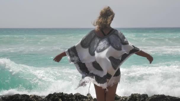 Jovem Mulher Encaracolada Vestido Praia Litoral Oceano Azul Weligama Sri — Vídeo de Stock