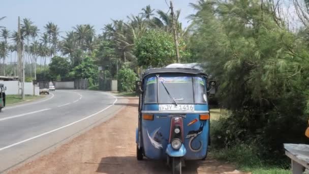 スリランカ海岸にヤシの木と熱帯の島の通り道のトゥク トゥク車の表示 — ストック動画