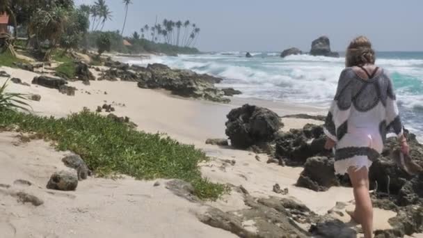 在斯里兰卡 Weligama 的蓝海海岸上 穿着沙滩礼服的年轻卷发女郎 — 图库视频影像
