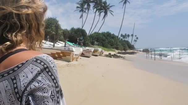 Mujer Rizada Joven Vestido Playa Costa Del Océano Azul Weligama — Vídeos de Stock