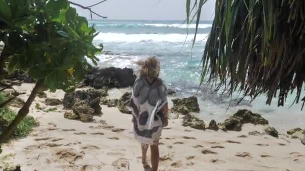 Jonge Vrouw Strand Jurk Rotsachtige Kuststreek Van Blauwe Oceaan Weligama — Stockvideo