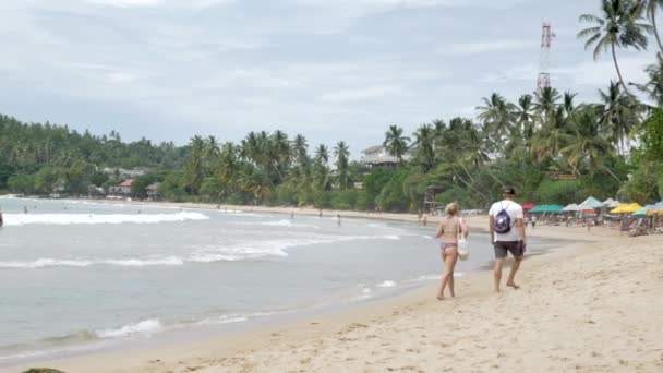 Blick Auf Menschen Auf Tropische Insel Mit Palmen Der Küste — Stockvideo