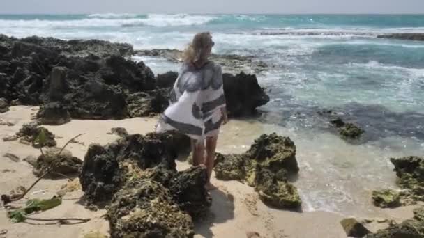 在斯里兰卡 Weligama 的蓝色海洋岩石海岸穿沙滩礼服的年轻女子 — 图库视频影像