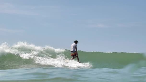 若い男で ウェリガマの青い海の波でサーファー — ストック動画