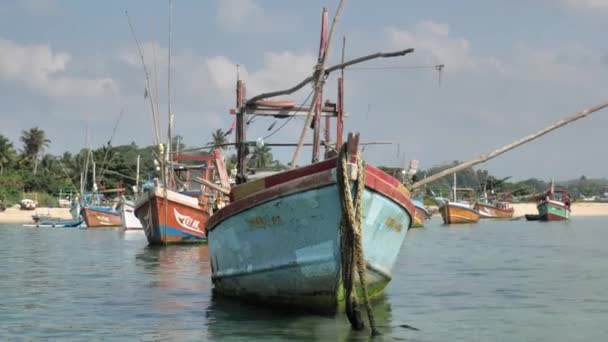 Vista Weligama Fisherman Barco Perto Azul Limpo Oceano — Vídeo de Stock