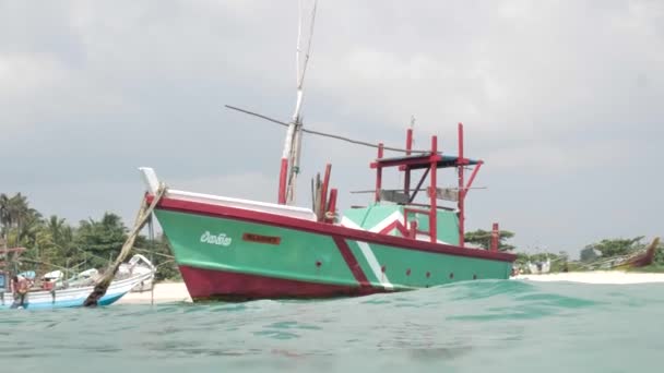 Vue Bateau Pêcheur Weligama Près Océan Bleu Propre — Video