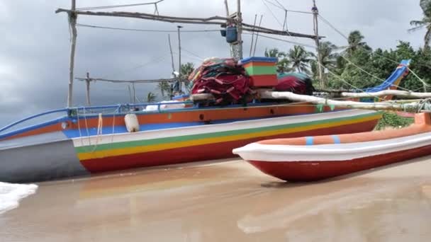 Vista Weligama Fisherman Barco Perto Azul Limpo Oceano — Vídeo de Stock