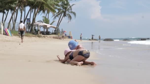 Şirin Çocuklar Görünümünü Kumlu Plaj Tropikal Adası Palmiye Ağaçları Mavi — Stok video