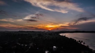 Zaman atlamalı Sunrise resort ve kıyı şeridi üzerinde