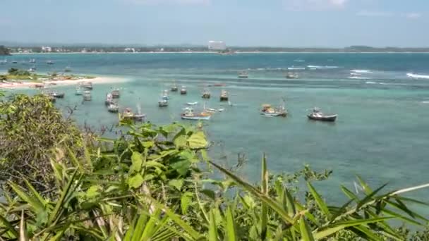 Lapso Tempo Barcos Flutuar Perto Costa Sob Céu Azul Nublado — Vídeo de Stock