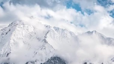 Bulutlu Dağ Tepeleri, Zaman Çizelgesi