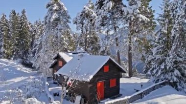 Gündüz vakti kulübelerle kış dağlarının manzarası 