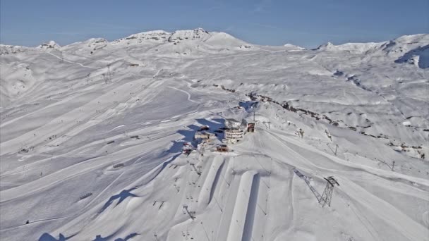 冬季度假胜地的山脉银河湖畔 空中景观 — 图库视频影像