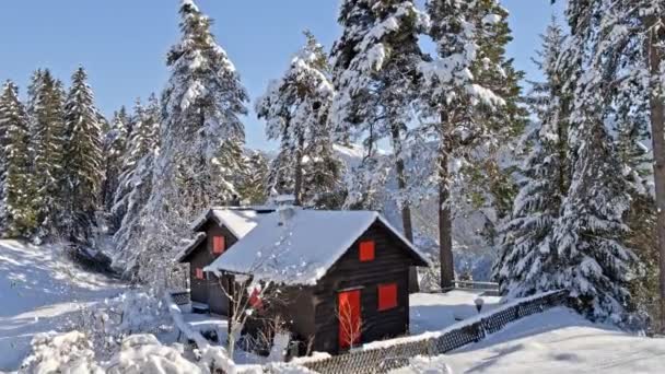Gündüz Vakti Kulübelerle Kış Dağlarının Manzarası — Stok video