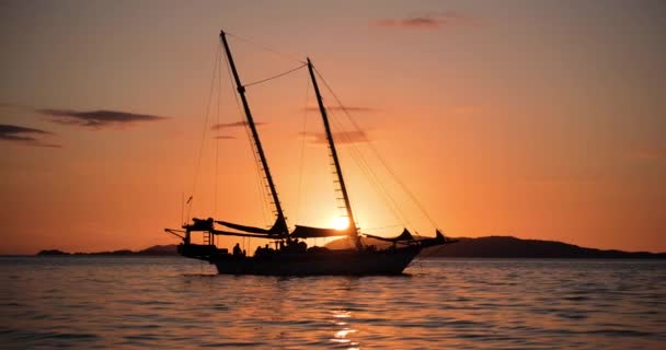 Boot Schwimmt Bei Sonnenuntergang Meer Zeitlupe — Stockvideo