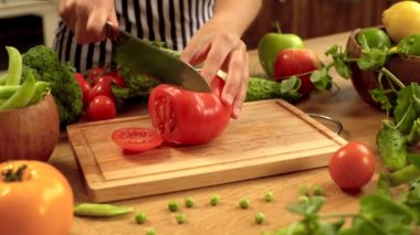 taze salatalık kesmek