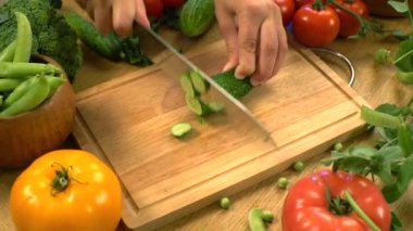 taze salatalık kesmek