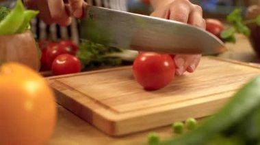 Bayan kurnazca kırmızı domates dilimleri.