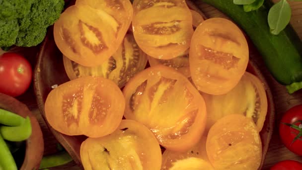Salz bestreut gelbe Tomaten. — Stockvideo