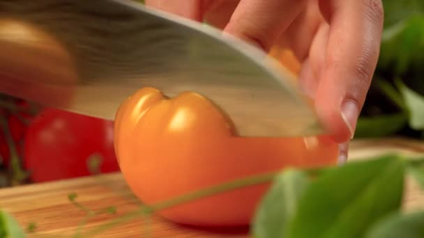 Резка жёлтого помидора — стоковое видео