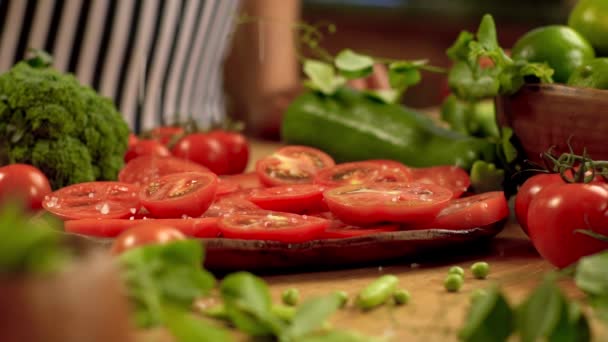 Espolvorear sal sobre tomates rojos . — Vídeos de Stock