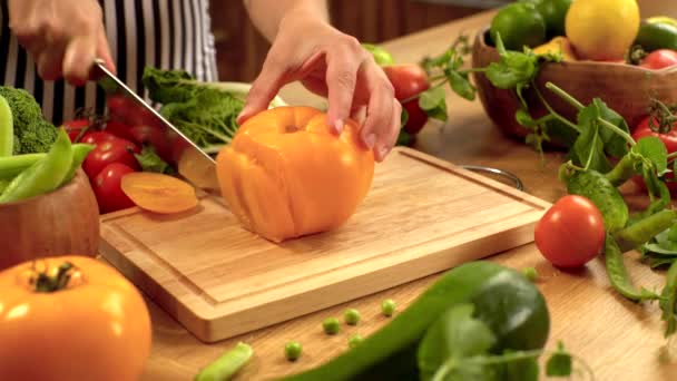 Rodajas de tomates amarillos . — Vídeos de Stock