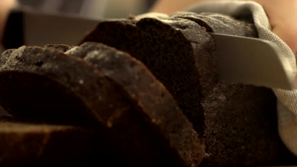 Нарезание коричневого хлеба — стоковое видео