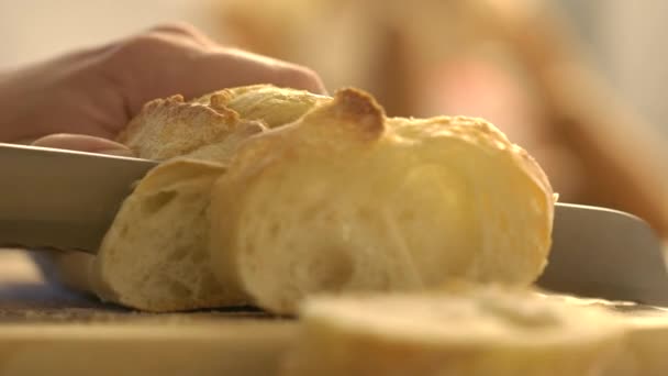 Rebanando baguette francesa — Vídeo de stock