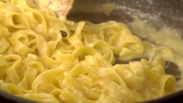 La pasta con el queso en la cacerola — Vídeos de Stock