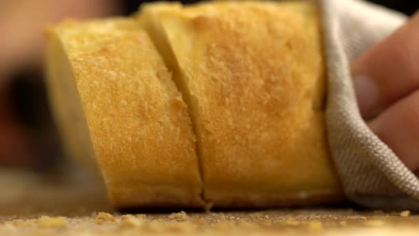 Řezání bílý chléb — Stock video