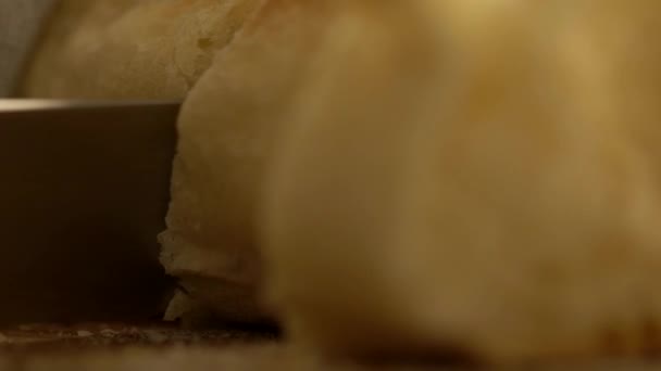 Rebanando baguette francesa — Vídeo de stock