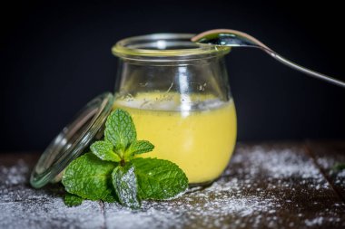 Bankada sarı tatlı