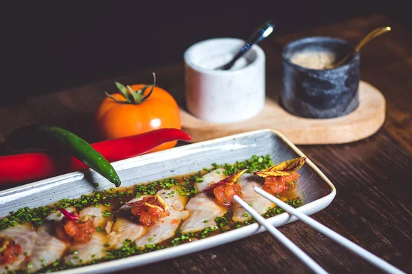 Sashimi plaka üzerinde