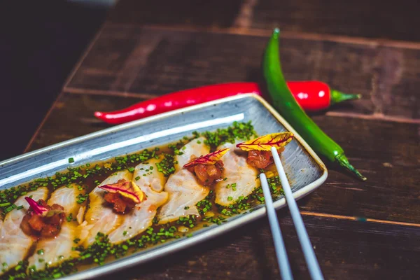Sashimi plaka üzerinde