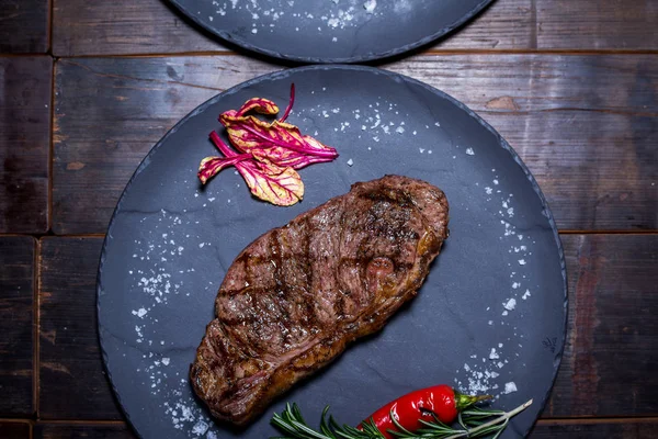 Мясо стейк на тарелке — стоковое фото