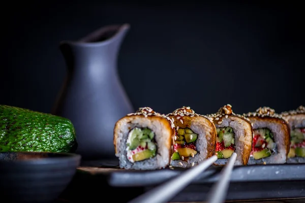 Rolo de sushi dragão preto Imagem De Stock