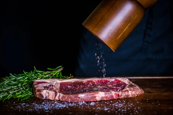 Homem é carne salgada bife Imagem De Stock