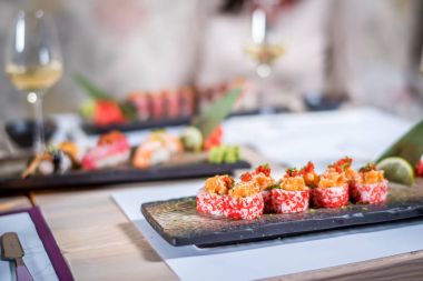 yemek suşi yemek çubukları ile