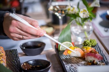 yemek suşi yemek çubukları ile