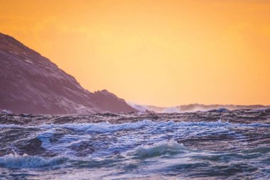 Soğuk deniz dalgaları hill yakınındaki ile
