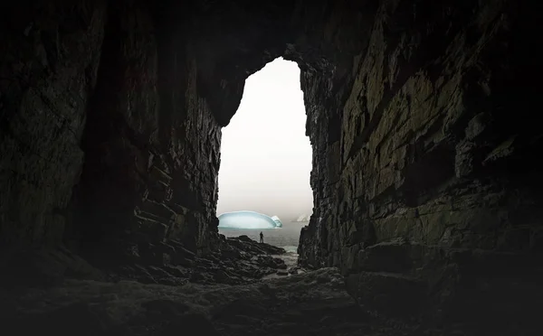 O homem fica no final da caverna no fundo das geleiras. Andreev . Fotografia De Stock