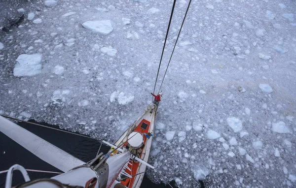 O quebra-gelo entra na água com pedaços de gelo. Andreev . Imagens Royalty-Free