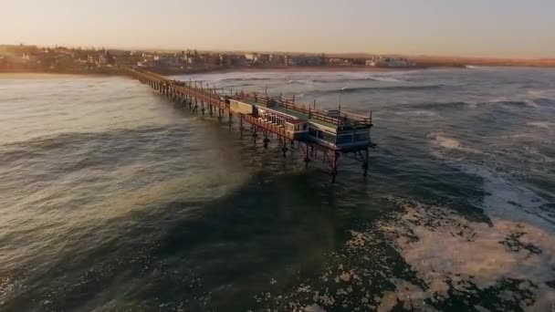 Naplemente Swakopmund és az óceán, Namíbia. — Stock videók