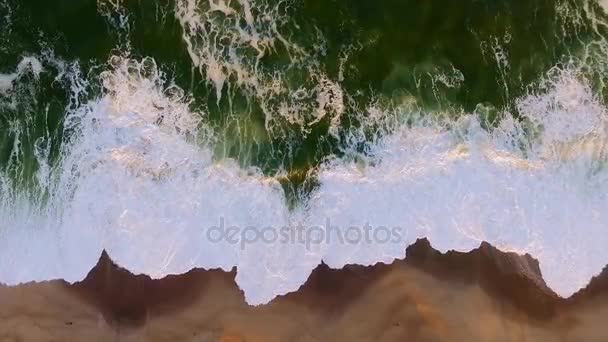 Meereswellen brechen am Strand von Swakopmund. — Stockvideo