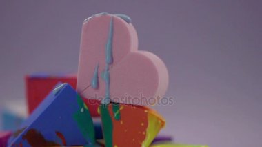 Mavi oje streams sünger ve akış aşağı yüzeyi üzerine dökülür.