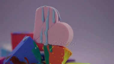 Kalıcı makyaj sünger yüzeyi aşağı kalın oje akışının jetleri.