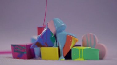 Makyaj sünger yığını üzerinde pembe vernik streams düşmek.