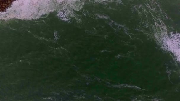 Tiro aéreo de ondas no Oceano Atlântico na praia em Swakopmund . — Vídeo de Stock